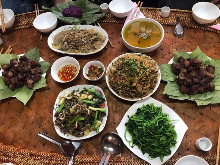 Platos de búfalo, una particularidad culinaria de la etnia Thai - ảnh 3