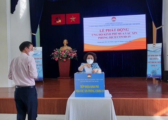 Organismos, empresas y ciudadanos siguen aportando al Fondo contra el covid-19 en Vietnam - ảnh 1