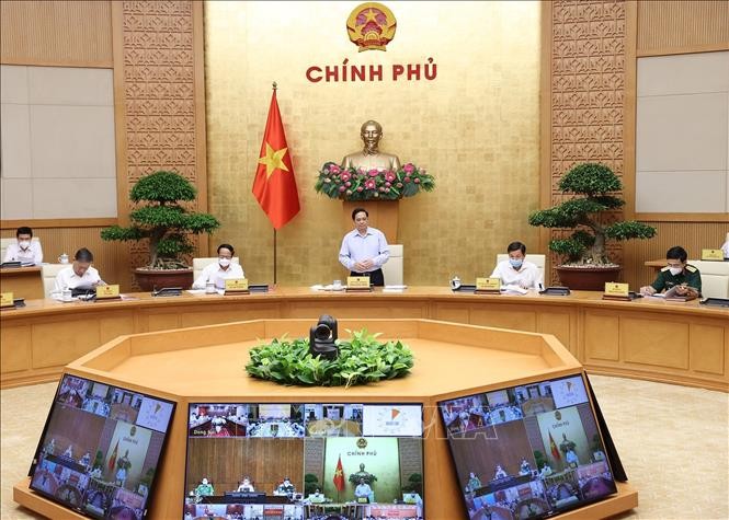 Gobierno de Vietnam revisa la respuesta al covid-19 y el desarrollo socioeconómico  - ảnh 1