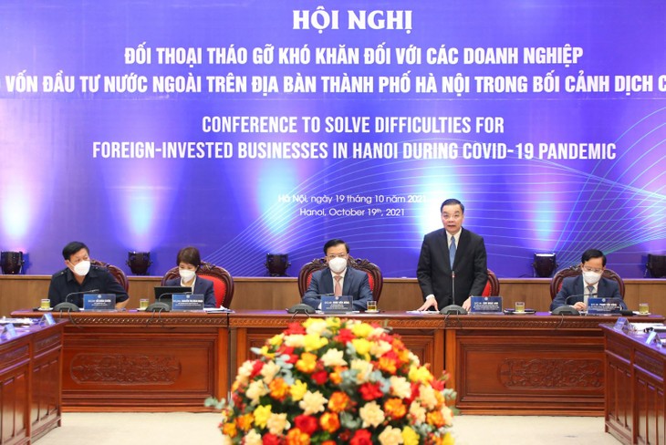 Diálogo para ayudar a las empresas de IED en Hanói a superar las dificultades   - ảnh 1