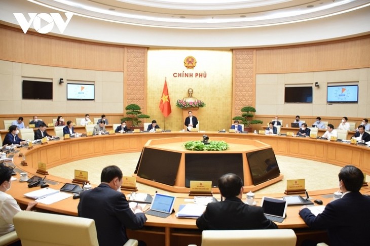Vietnam busca garantizar la viabilidad de la estrategia de control del covid-19 y reanimación económica - ảnh 1