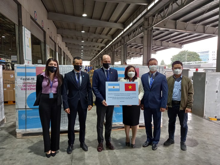Argentina entrega donación de vacunas AstraZeneca a Vietnam - ảnh 1
