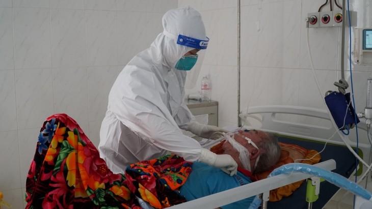 Ardua lucha de médicos para lograr la más baja tasa de mortalidad de Vietnam entre pacientes graves de covid-19 - ảnh 1
