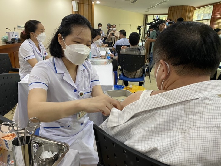 Vietnam reporta cerca de mil casos de infección ​por covid-19 este martes - ảnh 1