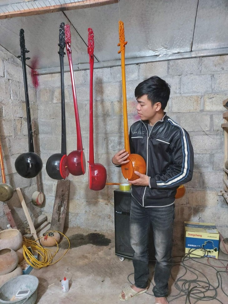 Un joven de la etnia Tay se apasiona por el instrumento musical tradicional - ảnh 2