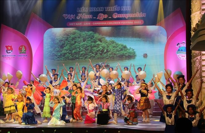 Celebran el festival para estrechar la solidaridad y la amistad entre los niños de Vietnam, Laos y Camboya - ảnh 1