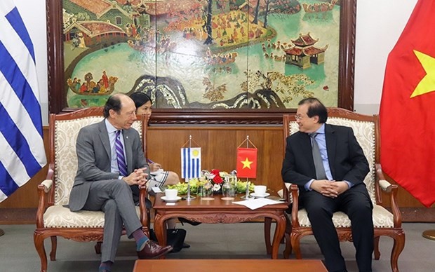 Vietnam y Uruguay consideran fomentar la cooperación bilateral en cultura, deportes y turismo - ảnh 1