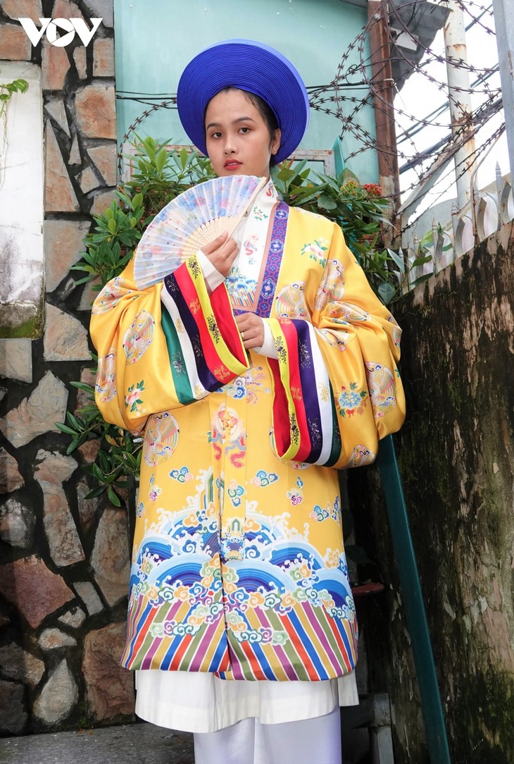 Un sastre apasionado por promover la túnica tradicional “ngu than” entre jóvenes - ảnh 3