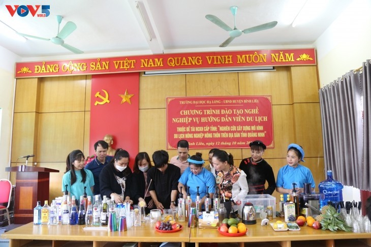 Mujeres étnicas de Quang Ninh se suman al turismo - ảnh 1