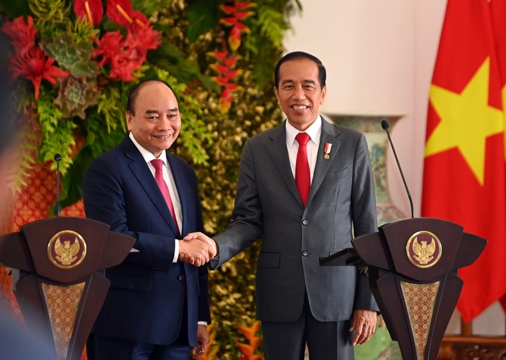 Dirigentes de Vietnam e Indonesia dialogan sobre relaciones binacionales - ảnh 1