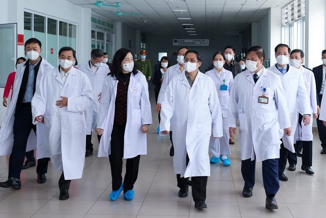 Premier de Vietnam visita hospitales en Hanói con motivo del Tet 2023 - ảnh 1