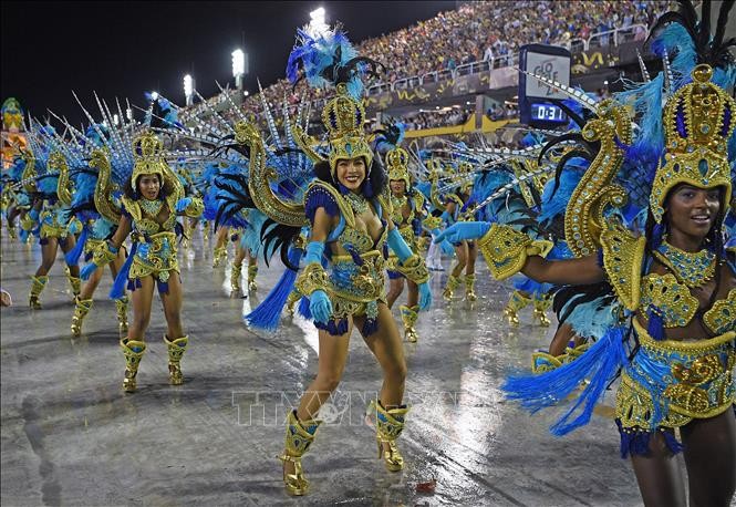 Regresa el Carnaval de Río de Janeiro a colorear las calles de Brasil  - ảnh 1
