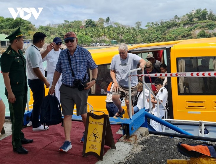 Crucero lleva a turistas internacionales a la provincia de Khanh Hoa - ảnh 2