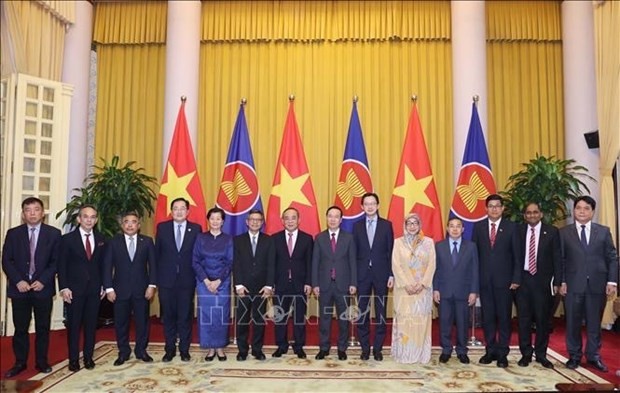 El presidente de Vietnam recibe a embajadores de la ASEAN - ảnh 1