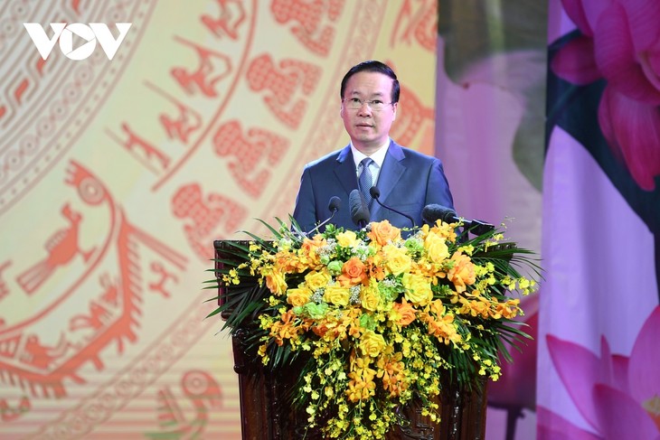 Presidente Vo Van Thuong asiste a la entrega del Premio Ho Chi Minh para obras de artes y letras  - ảnh 1
