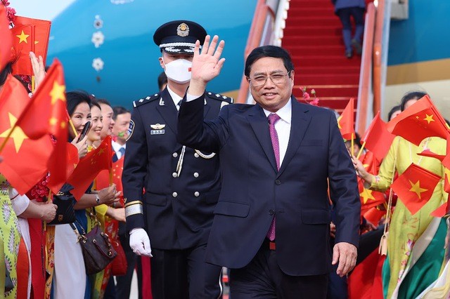  Premier Pham Minh Chinh llega a China para una visita oficial y la reunión anual del FEM - ảnh 1