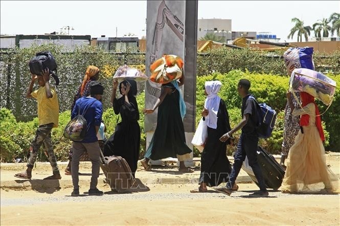 Suspenden asistencia humanitaria en Sudán en medio de intensos enfrentamientos - ảnh 1