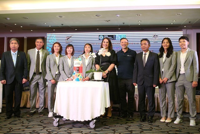 Embajadores de Australia y Nueva Zelanda efectúan encuentros con la selección femenina de fútbol de Vietnam - ảnh 1