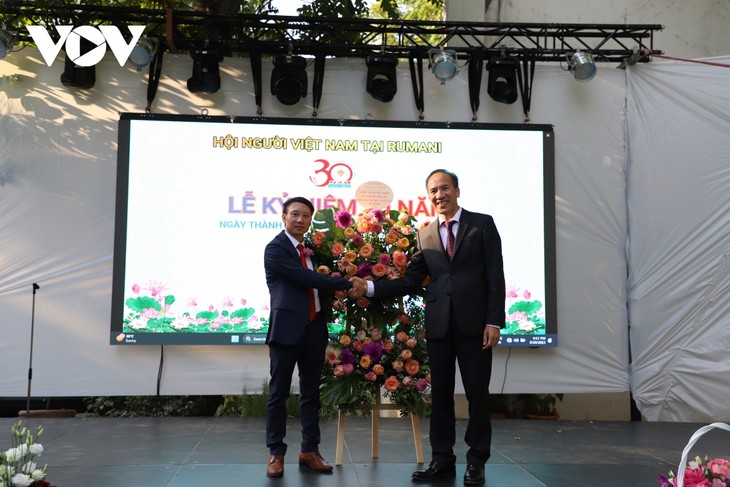 Diáspora de vietnamitas en Rumania celebra trigésimo aniversario de su fundación - ảnh 2