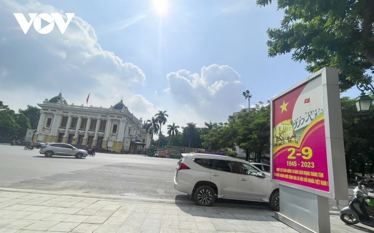 Las calles de Hanói se decoran con colores para el Día Nacional - ảnh 7