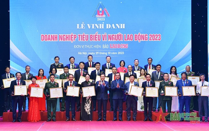 Distinguen a 64 empresas vietnamitas por apoyo a los trabajadores - ảnh 1