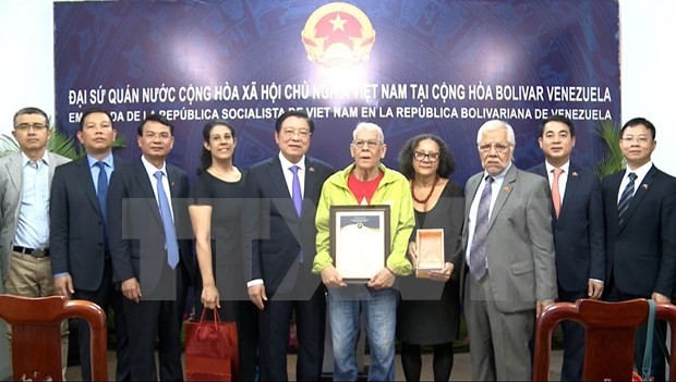 Dirigente vietnamita entrega el Premio Nacional de Información al Exterior a autores venezolanos - ảnh 1