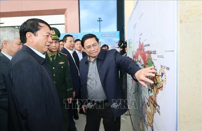 Primer Ministro supervisa puerta fronteriza internacional en Cao Bang - ảnh 1
