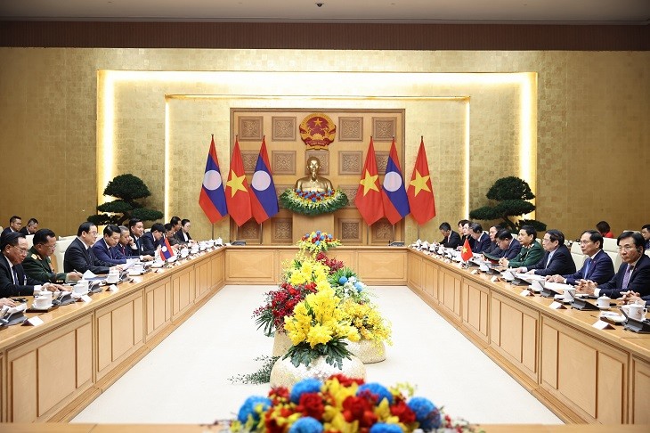 Vietnam y Laos firman cuatros documentos de cooperación importantes   - ảnh 1