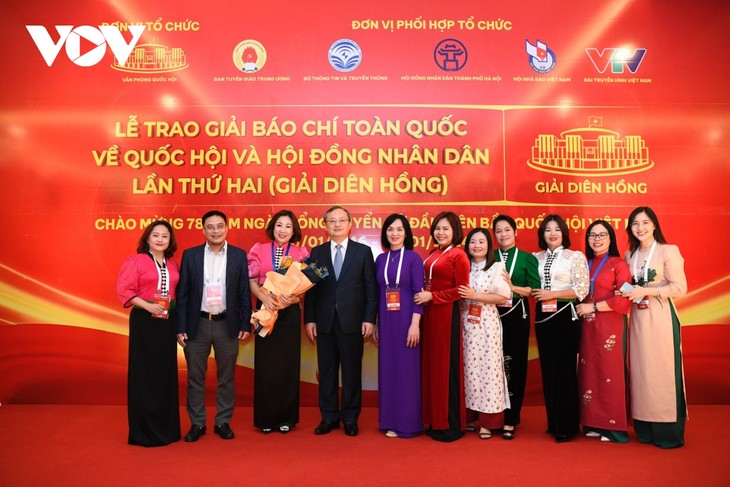 Entregan galardones del II Premio Periodístico Dien Hong sobre el Parlamento y los Consejos Populares - ảnh 2