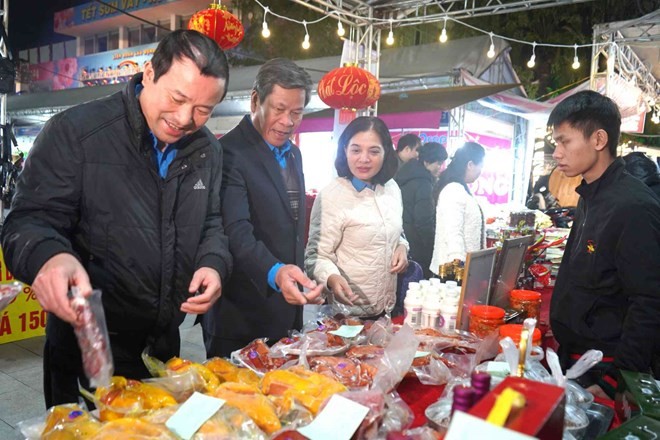 Inauguran “Mercado de Tet del sindicato” a favor de trabajadores en vísperas del Año Nuevo Lunar - ảnh 1