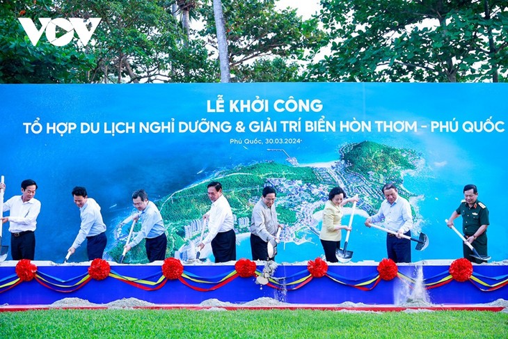 Primer Ministro asiste a ceremonia de inicio de construcción de complejo turístico en Kien Giang - ảnh 1