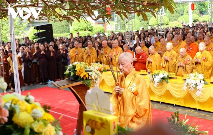 Cientos de seguidores budistas participan en homenaje de los soldados caídos en Dien Bien - ảnh 1