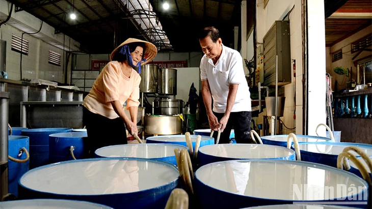 Elaboración de harina de arroz en Sa Dec: oficio tradicional reconocido como patrimonio nacional - ảnh 3