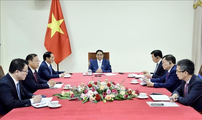 Primeros ministros de Vietnam y Singapur destacan el buen desarrollo de los lazos de cooperación binacional - ảnh 1