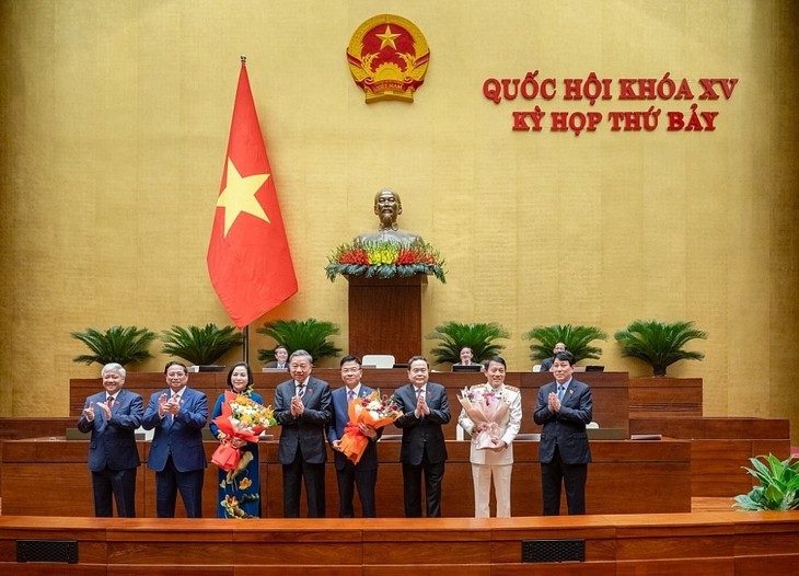 La Asamblea Nacional de Vietnam ratifica propuestas para renovar cargos en el Gobierno y el Parlamento - ảnh 2