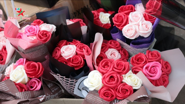 Ngày Quốc tế Phụ nữ 8/3 đa dạng các loại hoa hồng tại thủ đô - ảnh 11