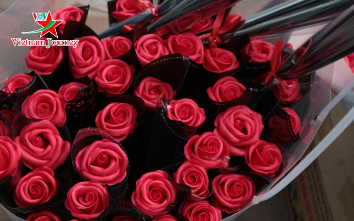 Ngày Quốc tế Phụ nữ 8/3 đa dạng các loại hoa hồng tại thủ đô - ảnh 1