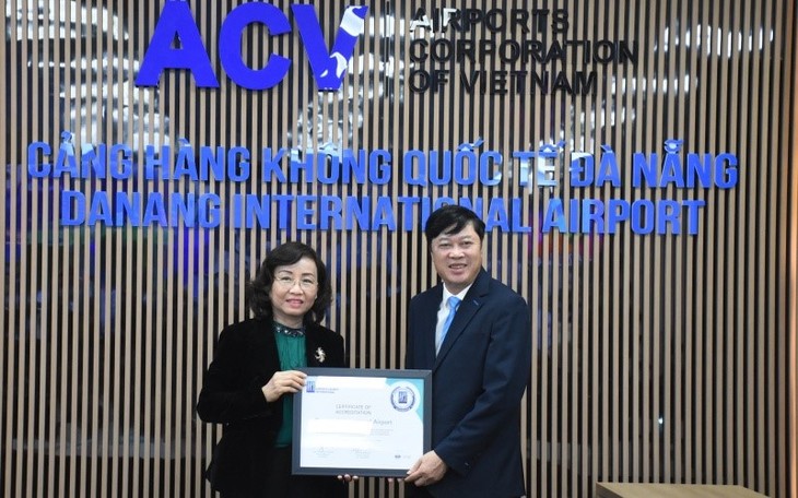 L'aéroport international de Da Nang recoit l’accréditation sanitaire AHA - ảnh 1