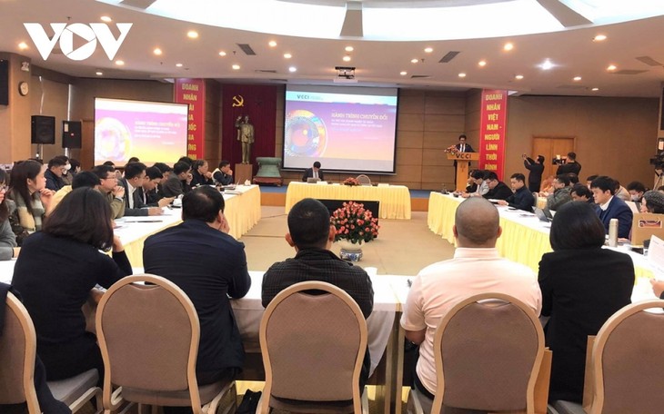 Publication du rapport sur la participation du secteur privé dans la fourniture de services publics au Vietnam de la VCCI - ảnh 1