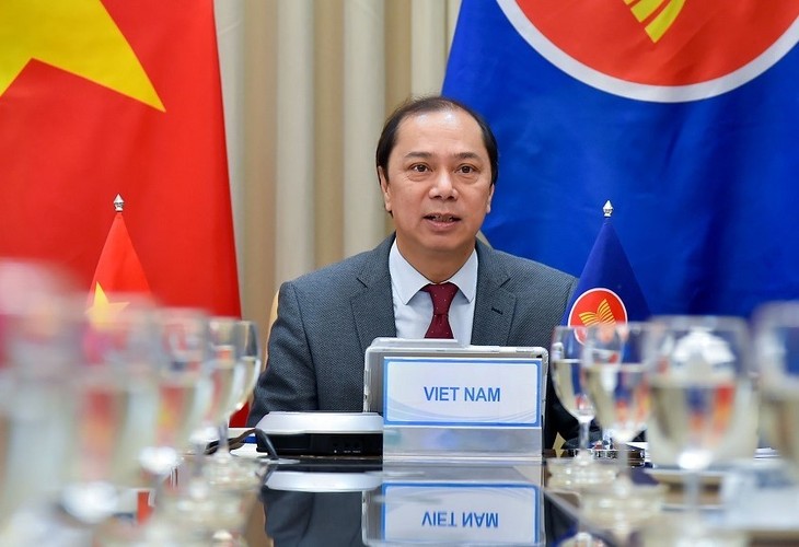 Le Vietnam participe à une réunion virtuelle des hauts officiels de l’ASEAN - ảnh 1