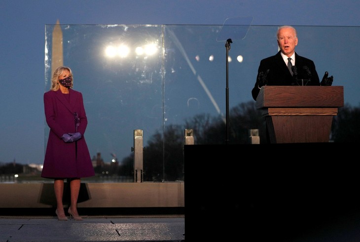 Joe Biden et Kamala Harris rendent hommage aux 400.000 morts du Covid-19 - ảnh 1