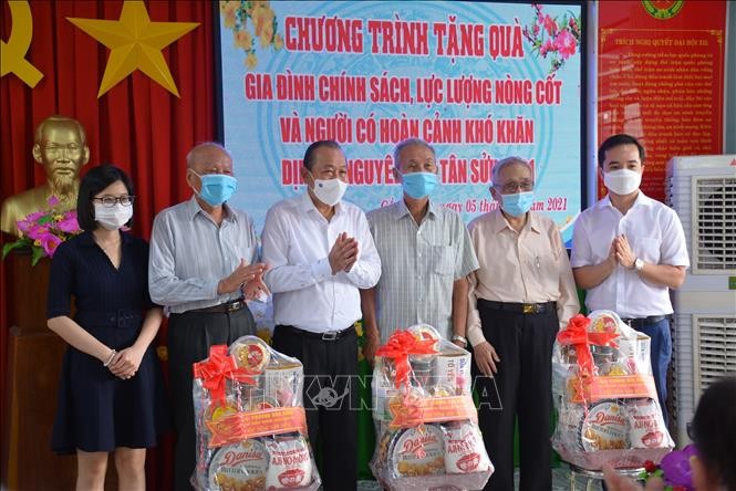 Têt: Truong Hoa Binh et Trân Quôc Vuong à la rencontre des personnes défavorisées - ảnh 1