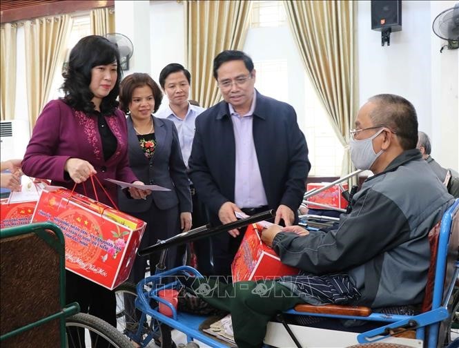 Pham Minh Chinh rend visite aux invalides de guerre à Thuân Thành - ảnh 1
