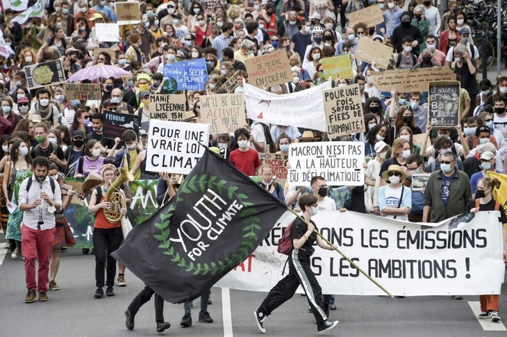 Climat : des milliers de personnes marchent pour le climat dans toute la France avant l’examen de la loi au Sénat - ảnh 1