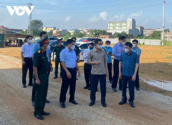 Covid-19: Vu Duc Dam inspecte les conditions sanitaires de certaines zones de confinement de la province de Bac Giang - ảnh 1