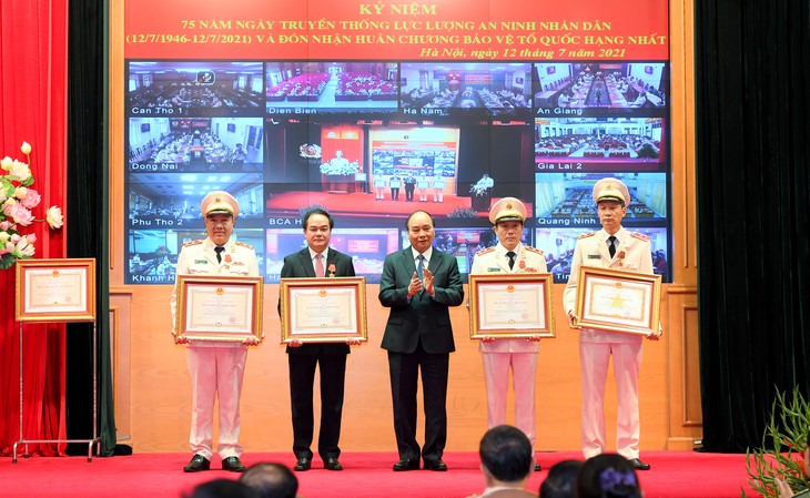 Nguyên Xuân Phuc à la célébration de la 75e Journée traditionnelle de la sécurité publique - ảnh 1