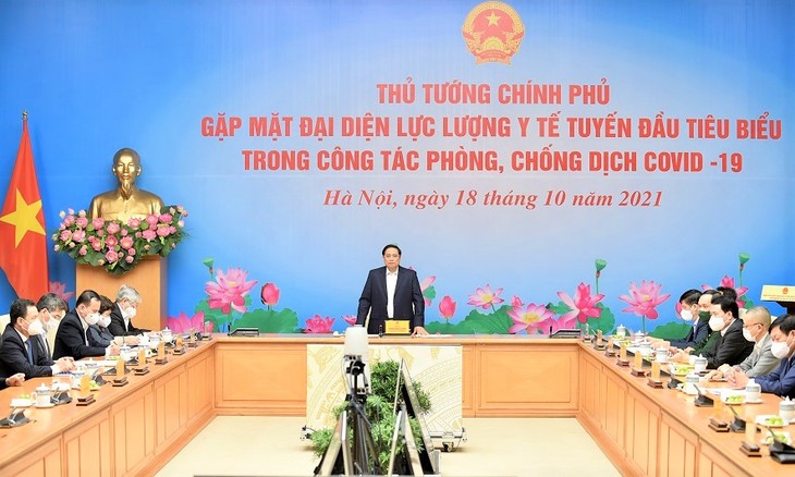 Pham Minh Chinh rencontre des représentants des forces médicales  - ảnh 1
