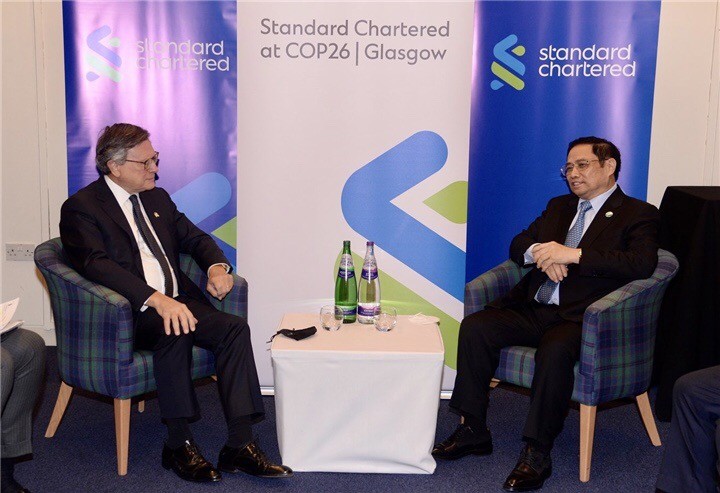 Pham Minh Chinh rencontre le président de la banque Standard Chartered - ảnh 1