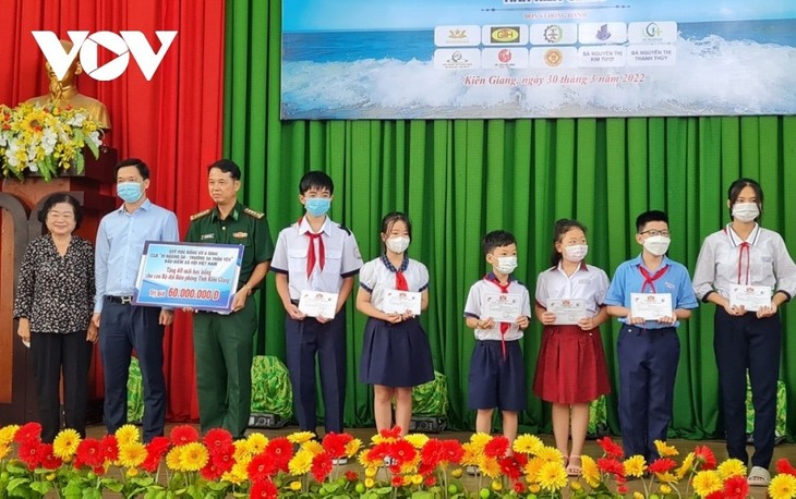 Remise de bourses Vu A Dinh à des élèves d’An Giang et de Kiên Giang - ảnh 1
