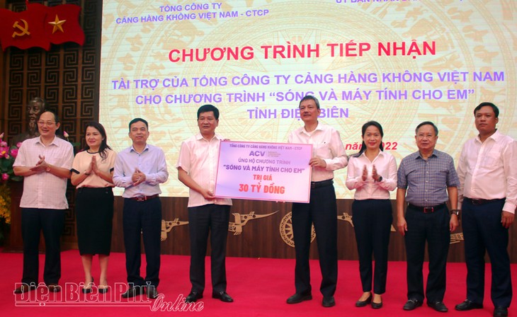 Diên Biên reçoit 30 milliards de dôngs dans le cadre du programme “Internet et ordinateurs pour les élèves démunis” - ảnh 1